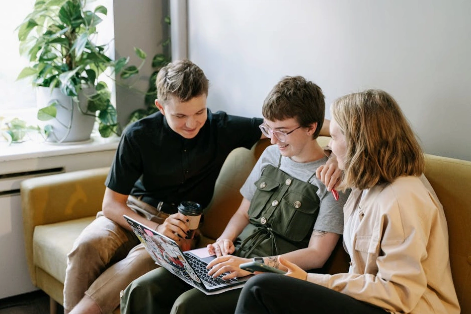 Il team di Brand Master sorridente in un ufficio moderno e luminoso.